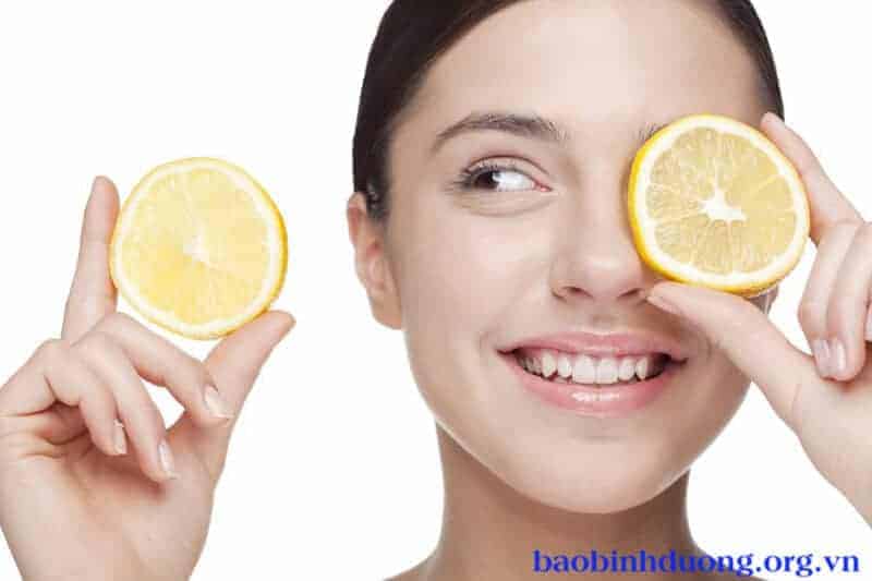 Chanh chứa nhiều vitamin C giúp trị tàn nhang nhanh chóng