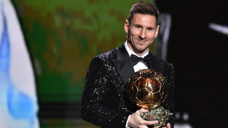 Messi nhận quả bóng vàng 