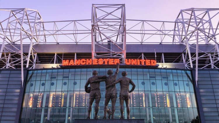 Bức tượng bộ 3 huyền thoại của Manchester United
