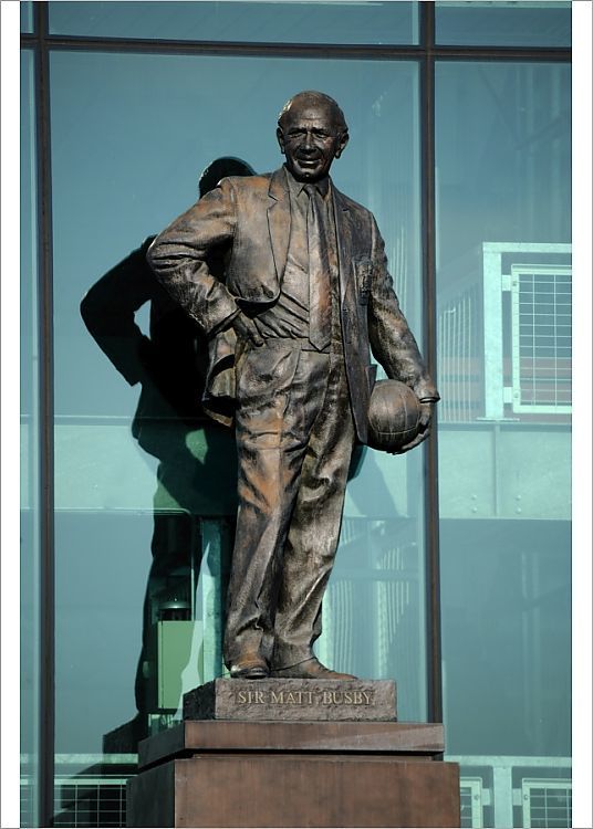 Bức tượng của Sir Matt Busby tại Old Trafford